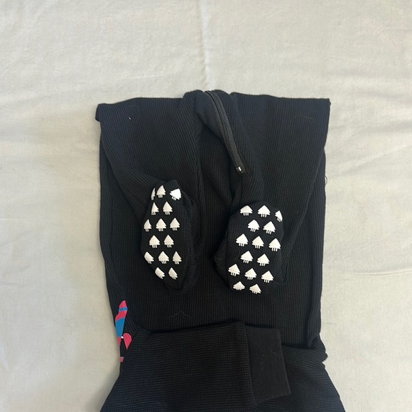 Arborist - NWOT - Playful Black and Pink Hockey design Footie - Picture 5 of 5